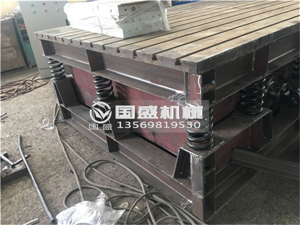 振動平臺的振動電機(jī)安裝位置 振動平臺的振動電機(jī)安裝位置