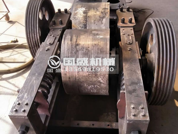 河卵石雙光輥破碎機(jī) 河卵石雙光輥破碎機(jī)